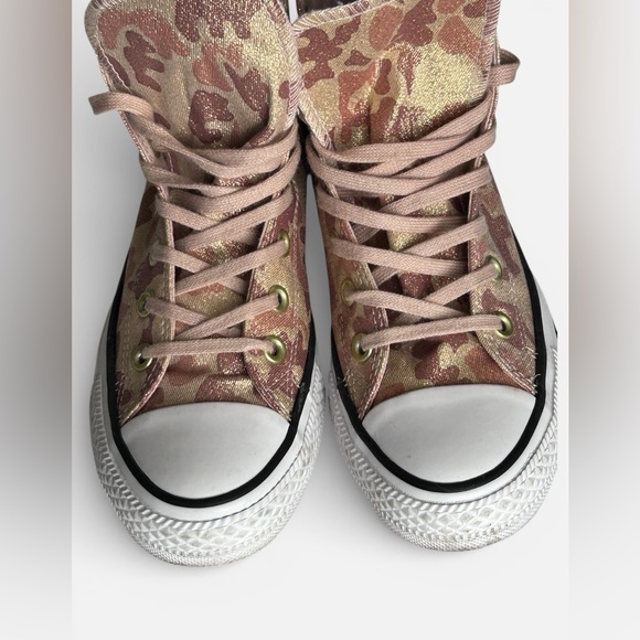 Converse Chuck Taylor All Star High Top sneakers in color way "Lurex Camo"
Sz 7 - Picture 7 of 9